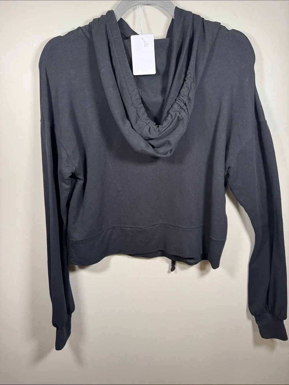 ALO Yoga Black Cropped Pullover Hoodie women’s size 8 med.